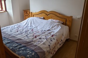 chambre pin La chambre pin dispose d'un lit double de 180cm et de deux lits superposés