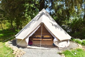 entrée de la tente La tente ou tepee en coton est spacieuse (jusqu'à 5 personnes pour 5m de diamètre).