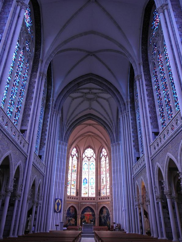 Vue intérieure de la basilique de Pontmain en Mayenne