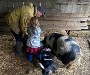 Les enfants peuvent prendre part à la sortie/rentrée et nourrir les animaux