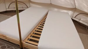 vrai-lit-double La tente est équipée d'un vrai lit double avec sommier à lattes et matelas confortable