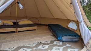 04-lit-appoint-matelas-gonflables Matelas gonflable d'appoint ou lit métallique dépliable surélevé.