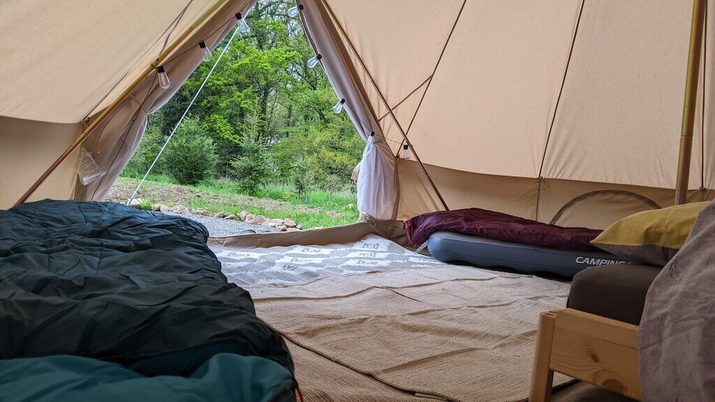 Vue sur la nature depuis l'intérieur de la tente