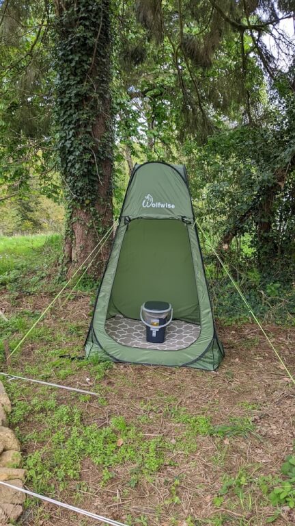 Toilette sèche extérieure dans une petite tente séparée