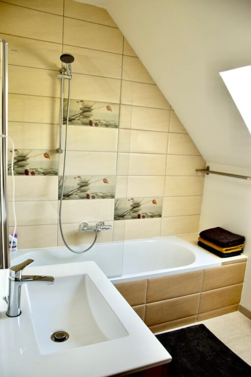 Salle de bain zen avec baignoire, lavabo et WC