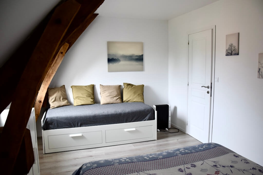 Accès vers le hall de nuit, la toilette et la douche sont accessibles depuis la chambre