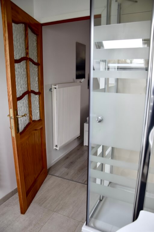 Salle de douche accessible depuis la chambre
