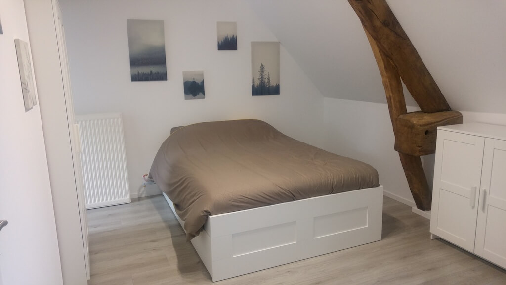 La chambre blanche est moderne et confortable. Elle accueille jusqu'à 4 personnes