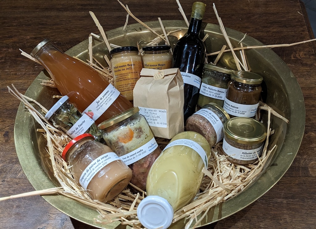 Corbeille de produits réalisés artisanalement à l'Angeberdière