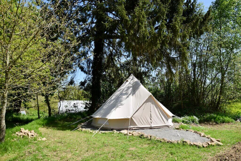 Vue extérieur de la tente dans le jardin