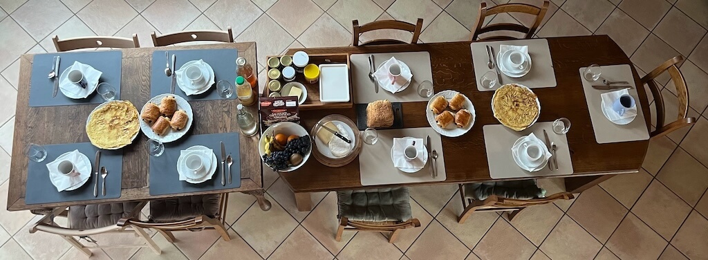 Je propose un petit déjeuner varié répondant à vos attentes spécifiques.