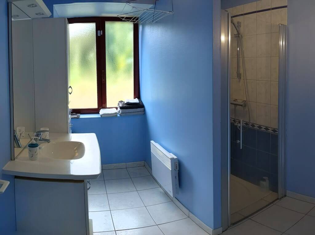 Vue panoramique de la salle de douche privative