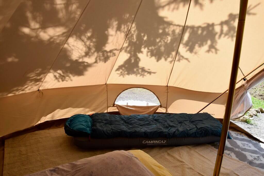 Vue intérieure, fenêtre de tente et un matelas gonflable (possible de remplacer par lit dépliant surélevé)