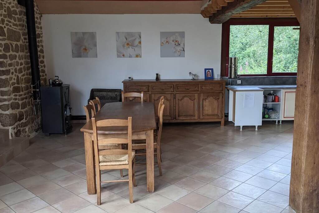 salle-a-manger La salle a manger spacieuse et extensible permet d'accueillir jusqu'à 14 personnes durant les repas.