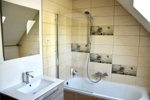 Salle de bain spacieuse