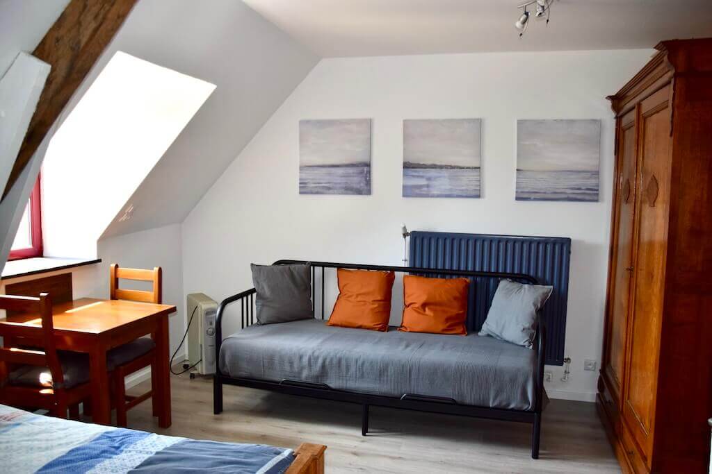 Table deux personnes massives avec vue sur la cour