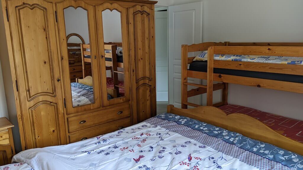 Accès vers le hall de nuit, le WC privatif et la salle de douche privative