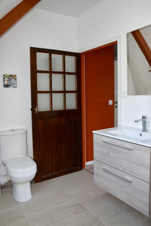 La salle de bain est accessible directement depuis la chambre