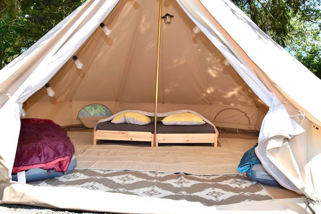 Vue intérieure, lit double et deux matelas gonflables